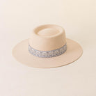 Beiger Filzhut mit breiter Krempe und dekorativem Band, elegantes Accessoire für Damen und Herren.