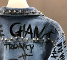 Jeansjacke mit Nieten und Graffiti-Design, modisch und urban. Perfekt für Streetwear-Looks. Hochwertige Denim-Qualität, trendiges Statement-Piece.