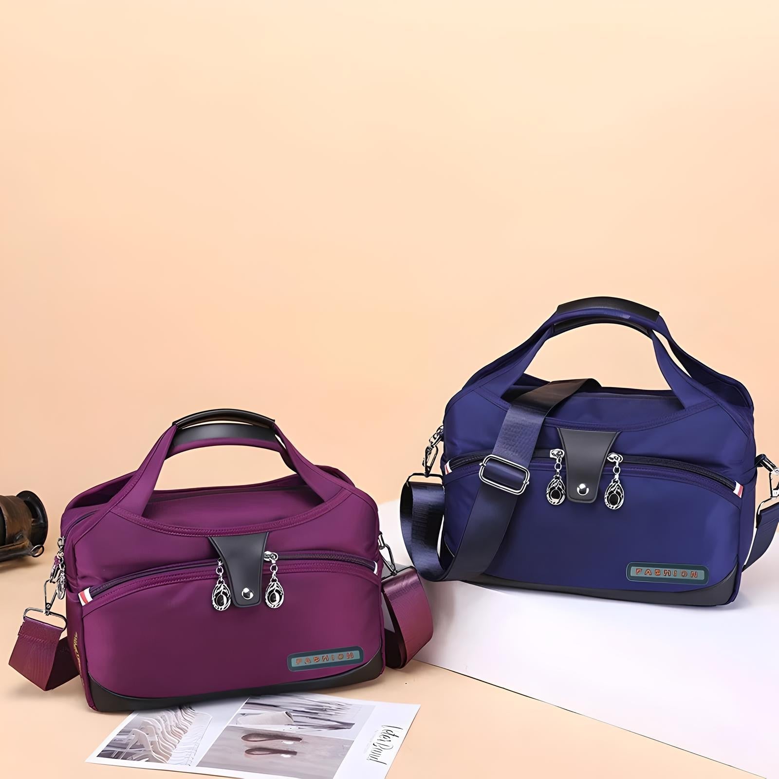 Zwei Reisetaschen, lila und blau, aus Nylon mit Reißverschlüssen und Tragegriffen auf beigem Hintergrund.