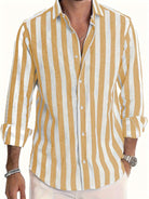Gestreiftes Herrenhemd in Weiß und Gelb, langärmelig, aus Leinen. Perfekt für Sommermode, Freizeitkleidung und stilvolle Outfits.