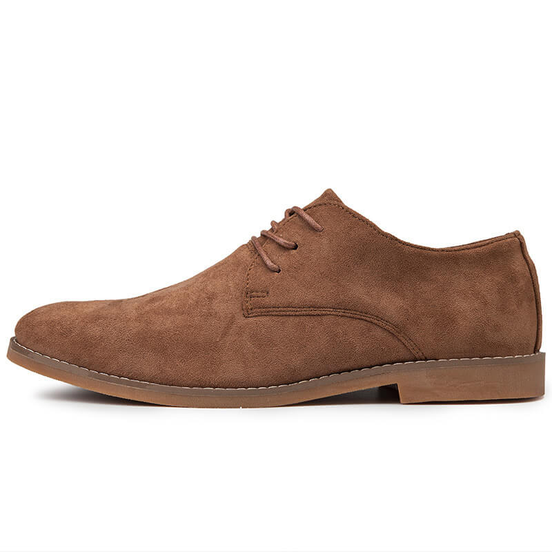 Brauner Wildleder-Herrenschuh, eleganter Schnürschuh, klassisches Design, seitliche Ansicht.