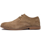 Brauner Wildleder-Herrenschuh, eleganter Schnürschuh, flache Sohle, klassisches Design.
