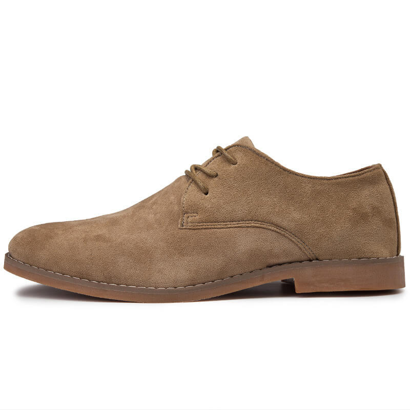 Brauner Wildleder-Herrenschuh, eleganter Schnürschuh, flache Sohle, klassisches Design.