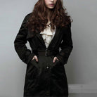 Eleganter schwarzer Trenchcoat für Damen, ideal für Herbstmode. Stilvoller Mantel mit Gürtel und Taschen, perfekt für trendbewusste Outfits.