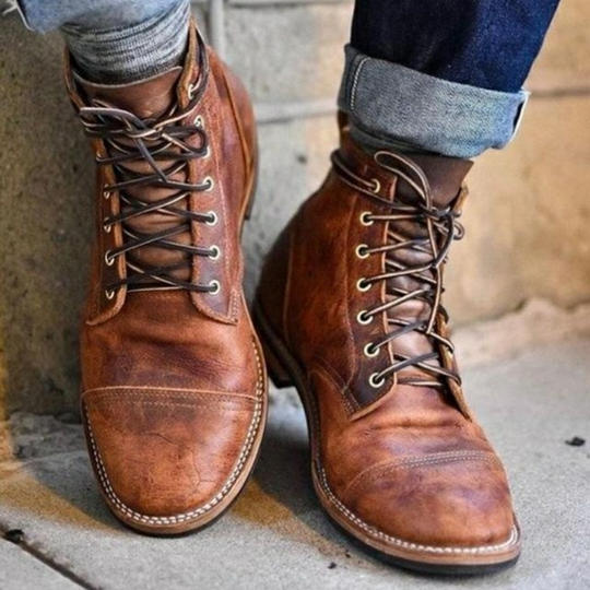 Hochwertige braune Lederstiefel für Herren, robust und stilvoll, ideal für Herbstmode. Perfekt für lässige und elegante Outfits.