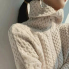 Damen Strickpullover aus weichem, cremefarbenem Zopfmuster, Rollkragen, elegant und warm. Perfekt für Herbst- und Wintermode.