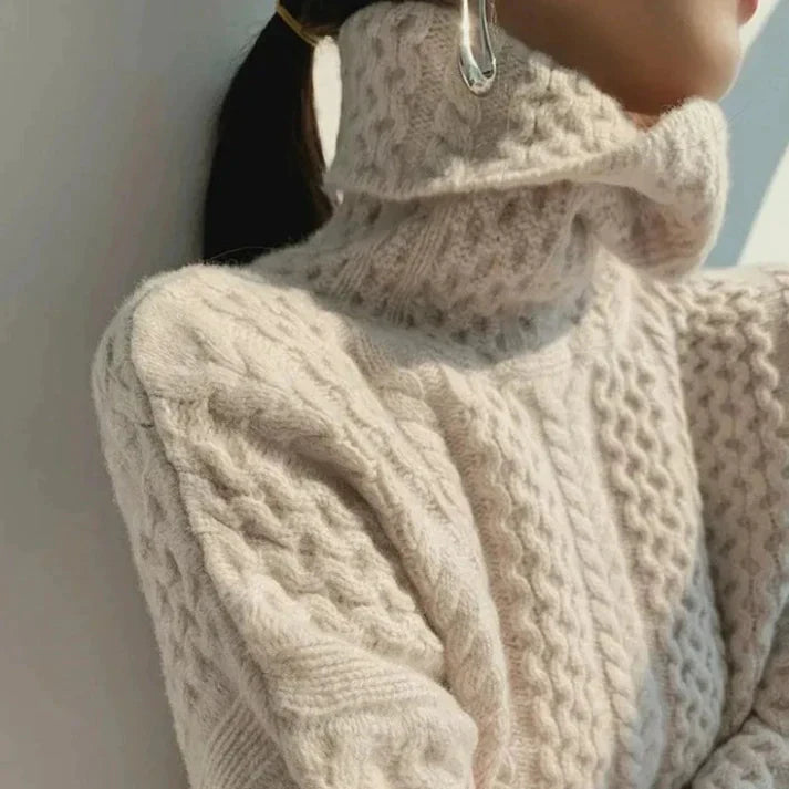 Damen Strickpullover aus weichem, cremefarbenem Zopfmuster, Rollkragen, elegant und warm. Perfekt für Herbst- und Wintermode.