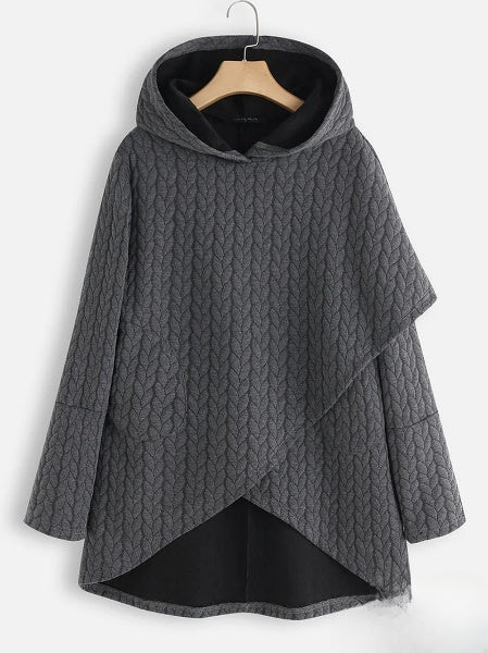 Grauer Kapuzenpullover mit asymmetrischem Design, gestricktem Zopfmuster und lockerer Passform. Perfekt für Herbstmode und lässige Outfits.