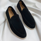 Elegante schwarze Wildleder-Slipper für Herren mit weißer Sohle, ideal für stilvolle Freizeit- und Business-Outfits. Hochwertige Herrenschuhe.