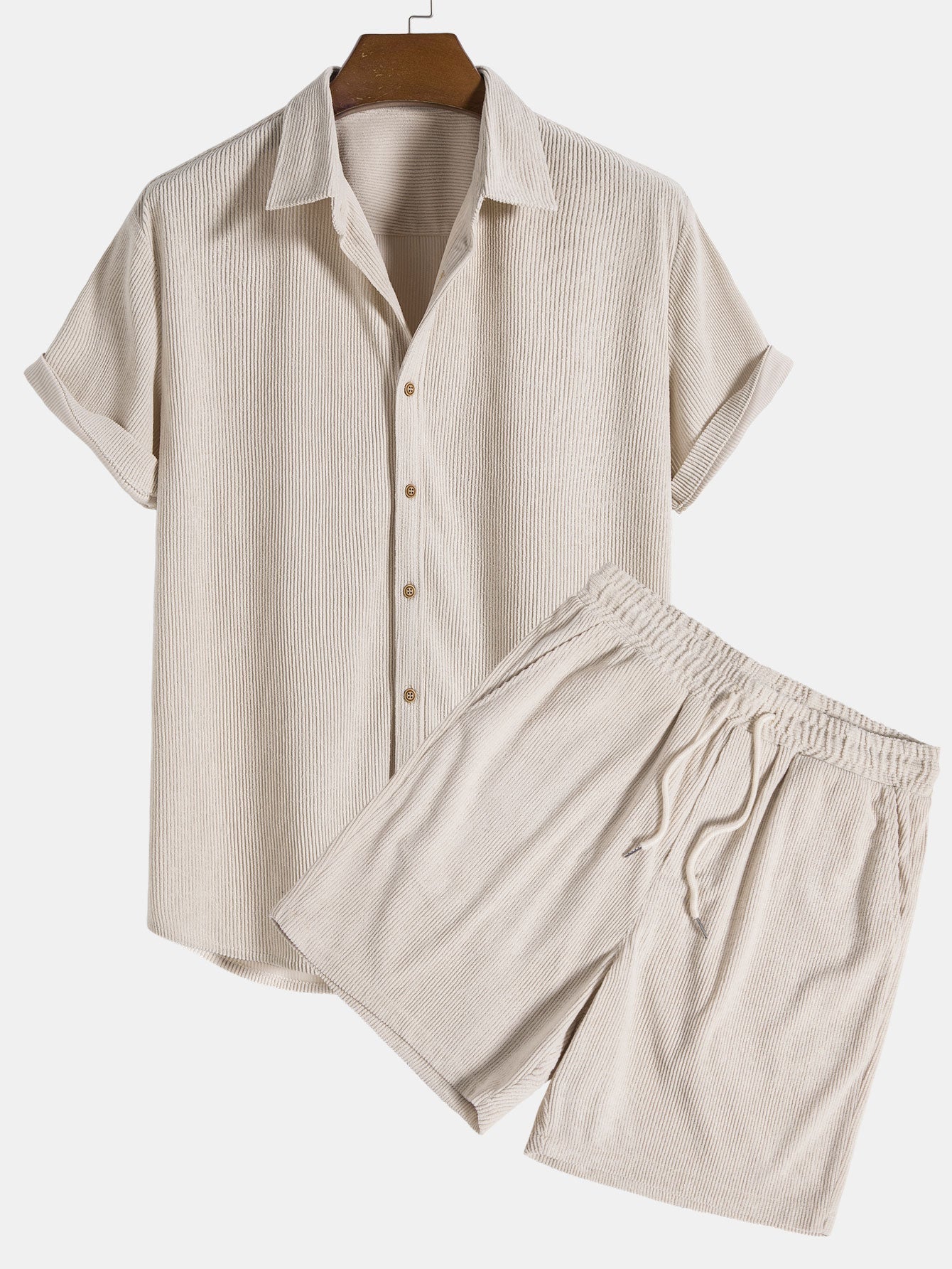 Beiges Herren-Set aus Leinen, bestehend aus kurzärmeligem Hemd und Shorts. Perfekt für Sommermode, atmungsaktiv und stilvoll.
