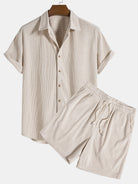 Beiges Herren-Set aus Leinen, bestehend aus kurzärmeligem Hemd und Shorts. Perfekt für Sommermode, atmungsaktiv und stilvoll.