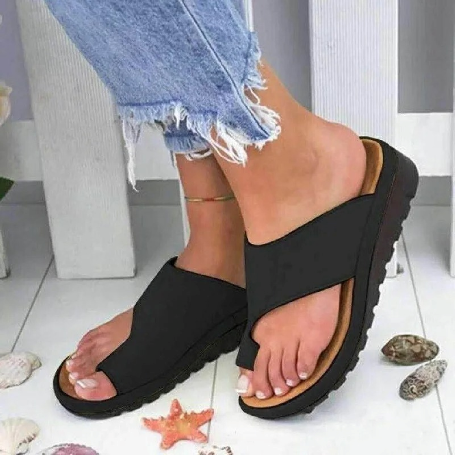 Schwarze Damen-Sandalen mit ergonomischem Design, ideal für Sommermode. Bequeme, rutschfeste Sohle, perfekt für Strand und Freizeit.