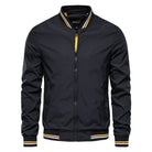 Schwarze Bomberjacke mit gelben und weißen Streifen, Reißverschluss, sportlich-elegant, Herrenmode, ideal für Freizeit und Streetwear.