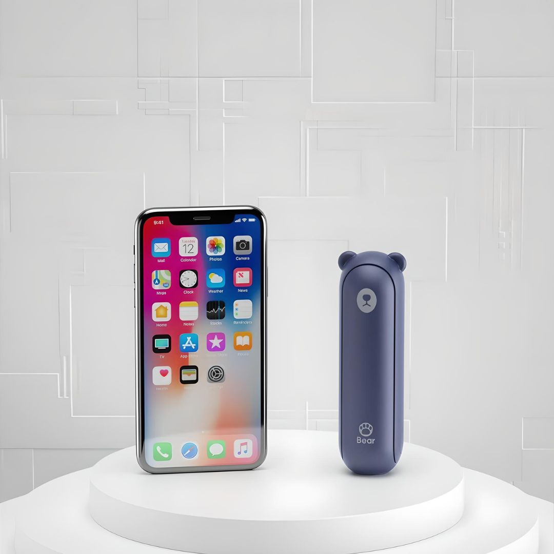 Smartphone und blauer elektrischer Bär-Lockenstab auf weißem Podest, modernes Design.