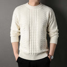 Eleganter cremeweißer Strickpullover für Herren, ideal für Herbstmode. Weiches Material, klassisches Zopfmuster, vielseitig kombinierbar.