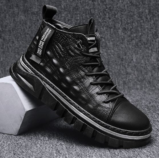 Schwarzer Herren-Sneaker aus Leder mit robuster Sohle, modernem Design und hoher Strapazierfähigkeit. Perfekt für urbanen Stil und Komfort.