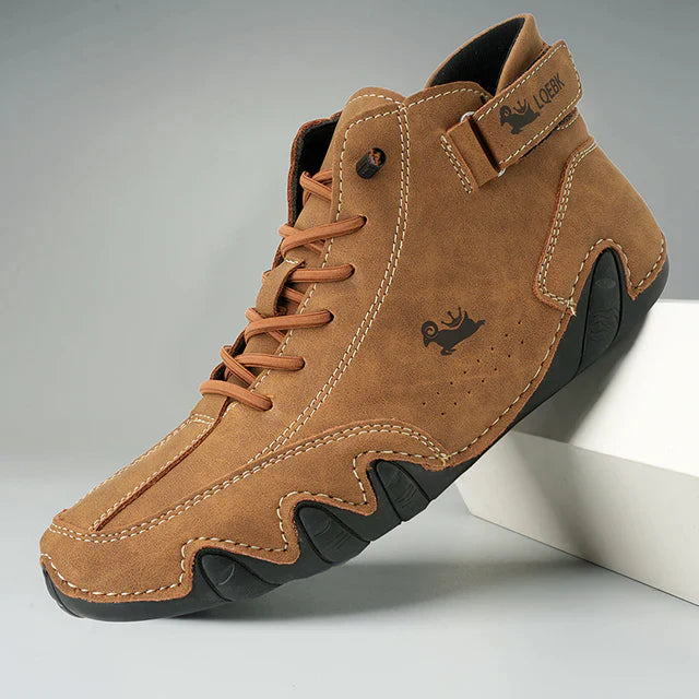 Hochwertiger brauner Lederschuh mit rutschfester Sohle, ideal für Outdoor-Aktivitäten. Bequem, langlebig, modisch. Perfekt für Herren.