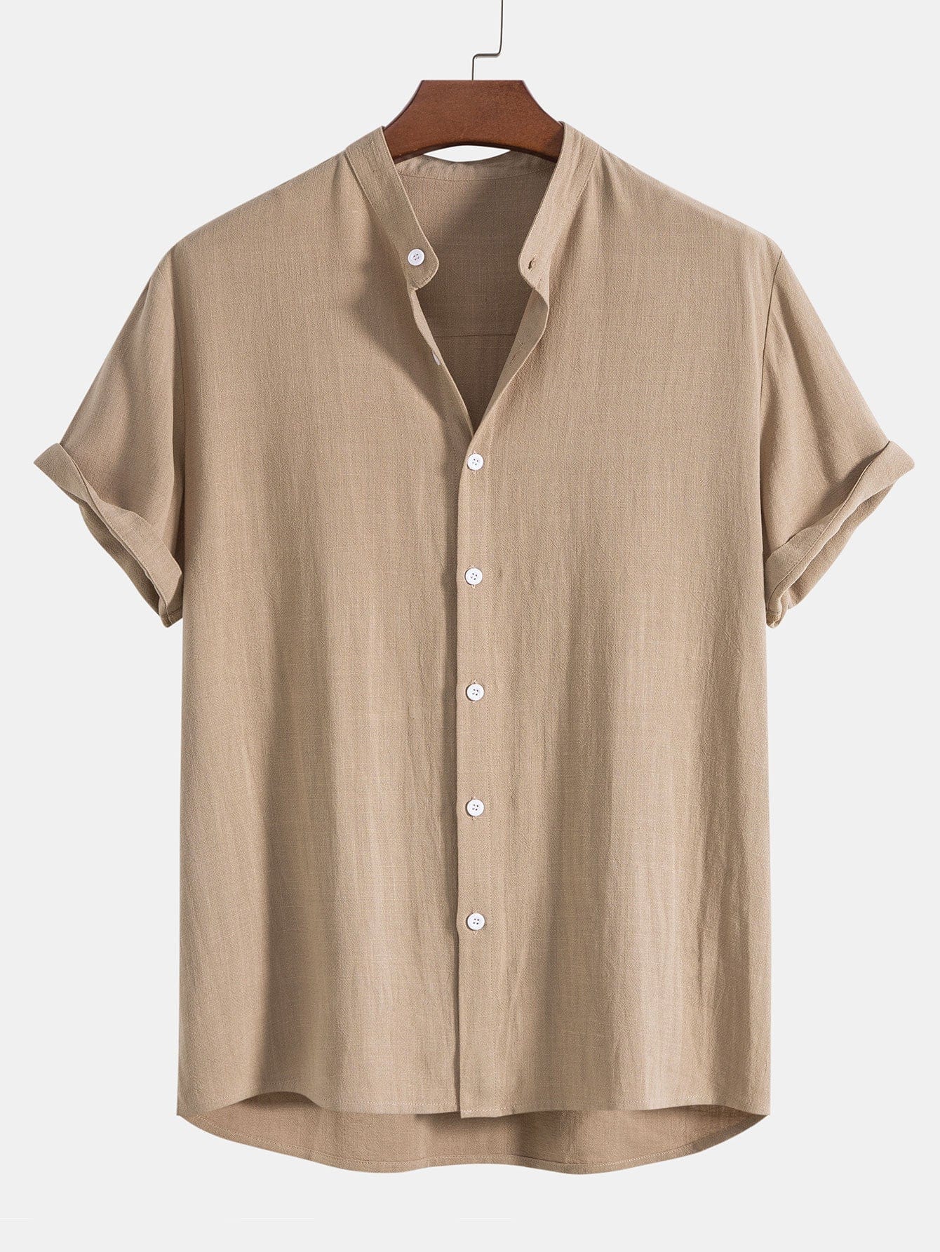 Beiges Herrenhemd aus Leinen, kurzärmelig, mit Stehkragen und Knopfleiste. Perfekt für Sommermode, lässiger Stil, atmungsaktiv und leicht.