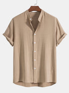 Beiges Herrenhemd aus Leinen, kurzärmelig, mit Stehkragen und Knopfleiste. Perfekt für Sommermode, lässiger Stil, atmungsaktiv und leicht.