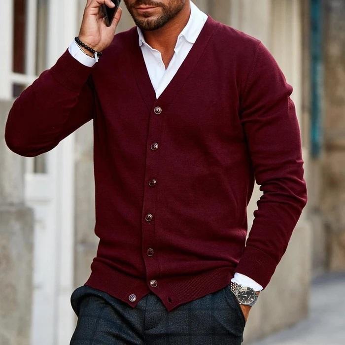 Eleganter Herren-Cardigan in Burgunderrot, perfekt für Herbstmode. Kombiniert mit stilvoller Uhr und karierten Hosen für einen modernen Look.