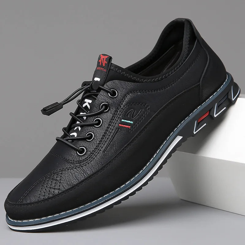 Eleganter schwarzer Herrenschuh aus Leder mit Schnürung, rutschfester Sohle und modischen Details. Perfekt für Business und Freizeit.