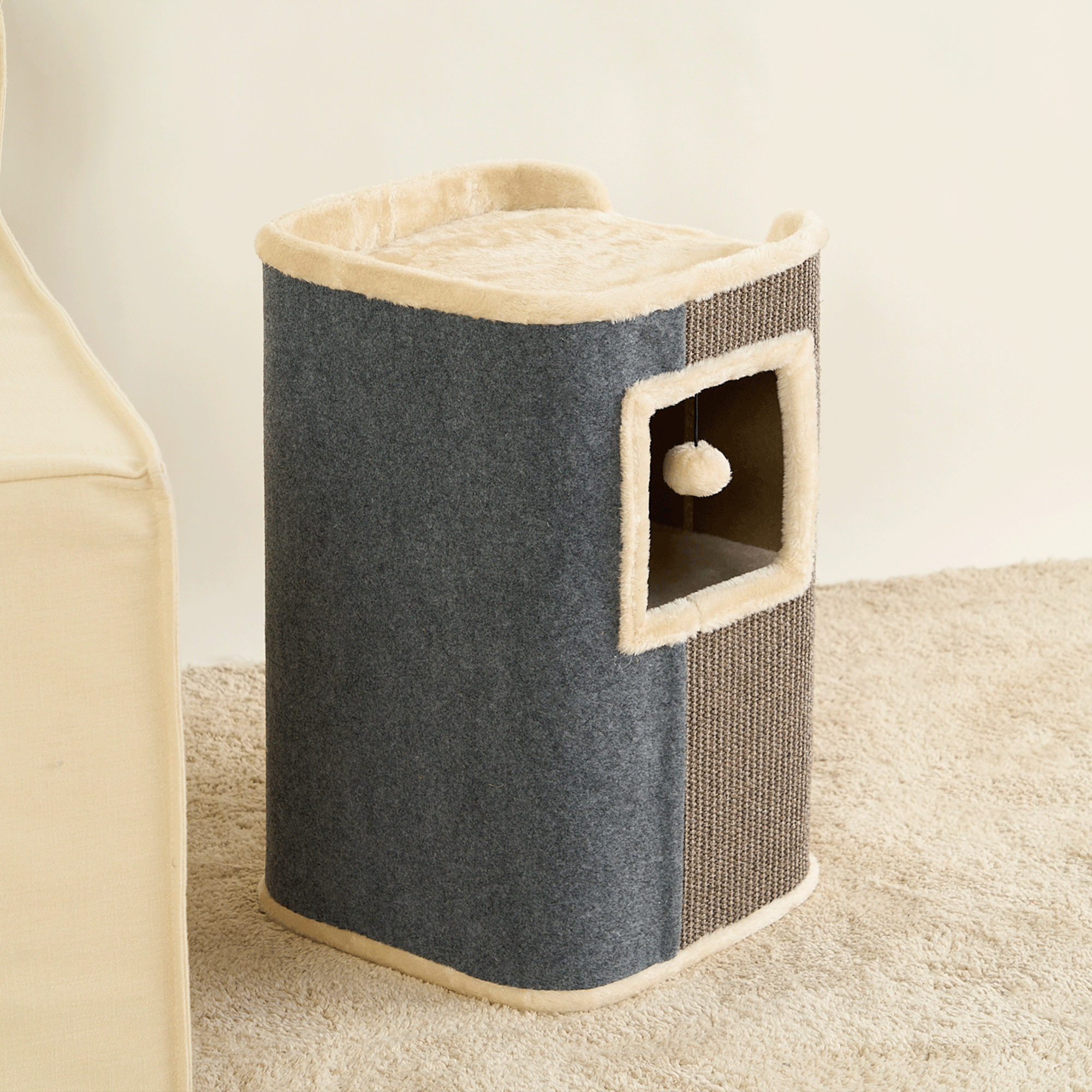 Katzenhaus aus grauem Stoff mit beigem Plüsch, rechteckig, mit Spielzeug, ideal für Katzen.