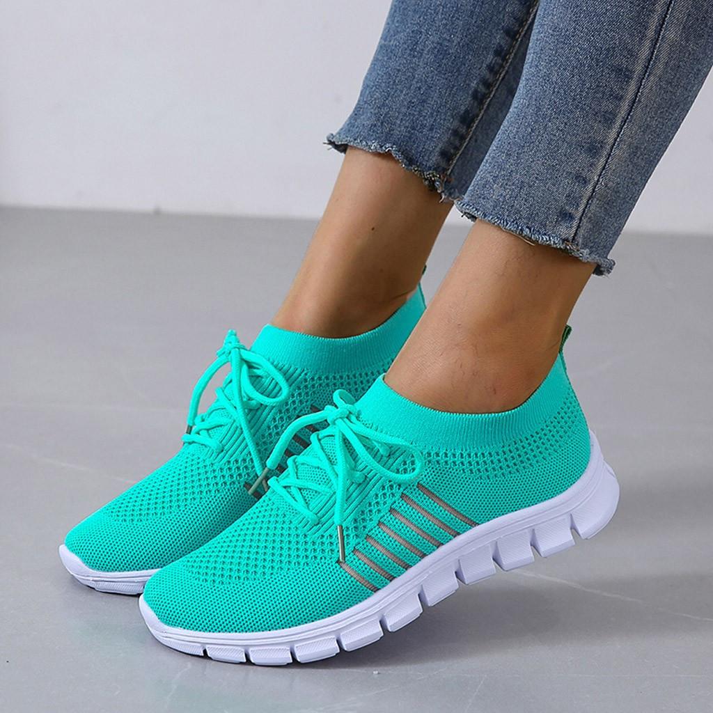 Damen Sneaker in Türkis, atmungsaktiv und leicht, ideal für Freizeit und Sport. Modische Turnschuhe mit weißer Sohle und modernem Design.