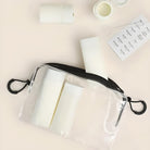Transparente Kulturtasche mit weißen Kosmetikflaschen, ideal für Reisen, minimalistisch, stilvoll.
