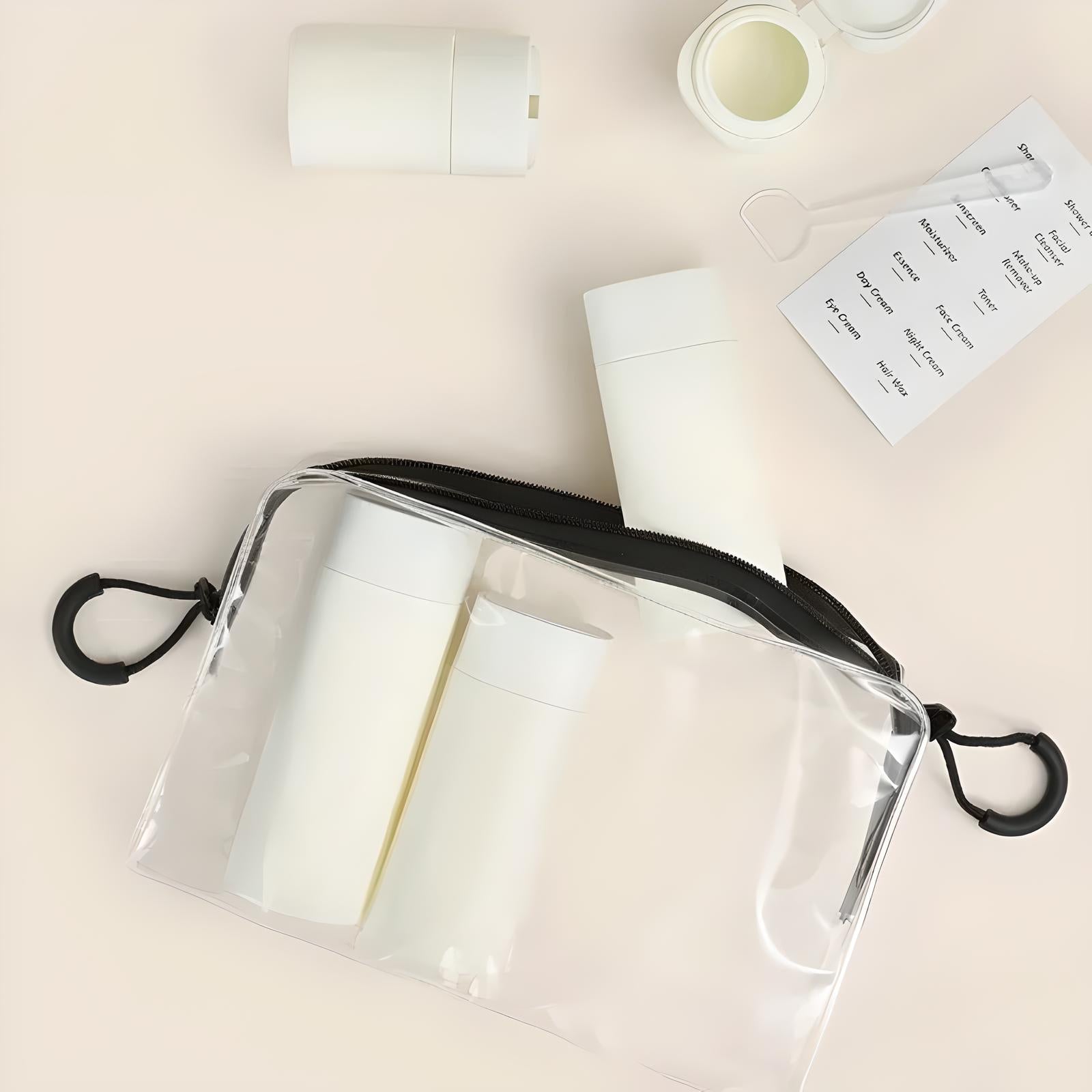 Transparente Kulturtasche mit weißen Kosmetikflaschen, ideal für Reisen, minimalistisch, stilvoll.