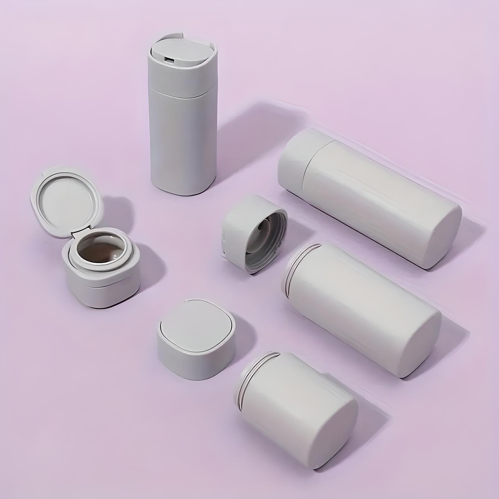 Weiße Thermosflaschen und -becher auf rosa Hintergrund, isoliert, modern, minimalistisch.
