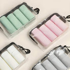 Transparente Kosmetiktaschen mit pastellfarbenen Flaschen, ideal für Reisen und Aufbewahrung.