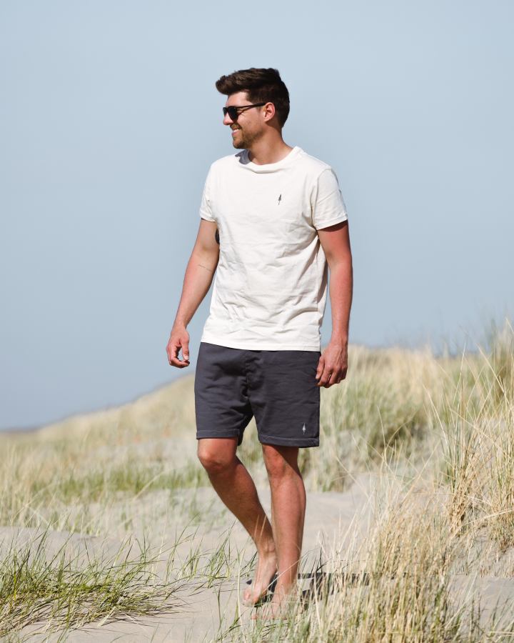Unisex Jogging-Shorts in Anthrazit, ideal für Outdoor-Aktivitäten. Bequeme Passform, atmungsaktives Material, perfekt für Sport und Freizeit.