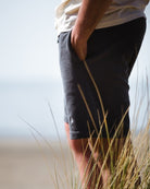 Unisex Jogging-Shorts in Anthrazit, ideal für Outdoor-Aktivitäten. Bequeme Passform, atmungsaktives Material, perfekt für Sport und Freizeit.