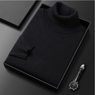 Schwarzer Rollkragenpullover aus feiner Wolle, elegant gefaltet in Geschenkbox, neben stilvoller Armbanduhr. Perfekt für Herrenmode und Wintertrends.