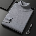 Grauer Rollkragenpullover aus feiner Wolle, elegant gefaltet in schwarzer Geschenkbox, ideal für stilvolle Wintermode. Hochwertige Herrenbekleidung.