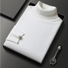 Eleganter weißer Rollkragenpullover aus Baumwolle, stilvoll gefaltet in schwarzer Box, neben einer klassischen Armbanduhr. Perfekt für Herrenmode.