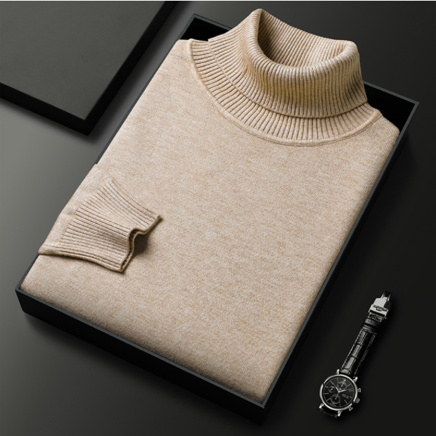 Beiger Rollkragenpullover aus feiner Wolle, elegant gefaltet in schwarzer Geschenkbox, neben einer stilvollen Armbanduhr. Perfekt für Herrenmode.