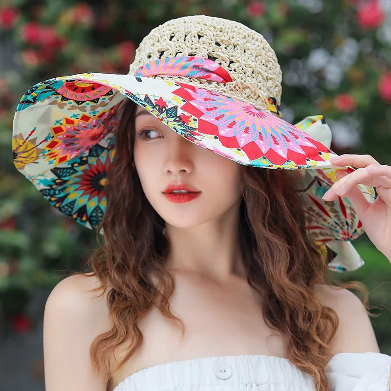 Farbiger Sommer-Strohhut für Damen, modisch und faltbar, idealer UV-Schutz am Strand. Perfekt für stilvolle Sommermode und Strandaccessoires.