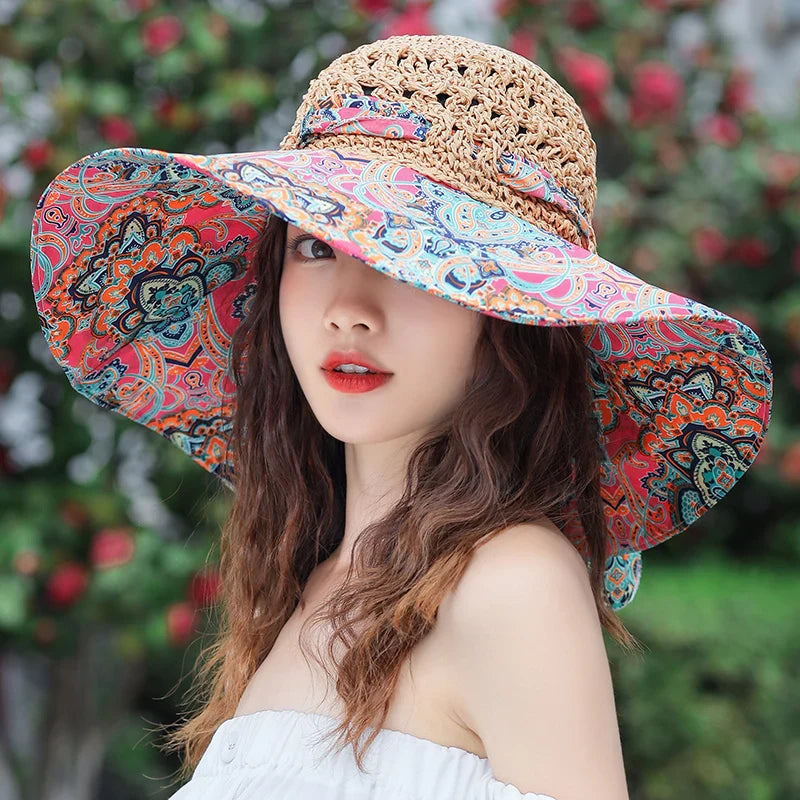 Faltbarer Sommer-Strohhut für Damen, modisch und UV-schützend. Perfekt für Strand und Meer. Elegantes Design mit buntem Paisley-Muster.