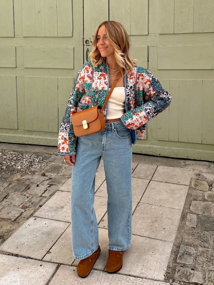 Farbige Patchwork-Jacke für Damen, Herbstmode 2023. Lässiger, bequemer Stil mit Vintage-Prints. Perfekt für kühle Tage und trendige Outfits.