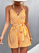 Ärmelloser Jumpsuit mit V-Ausschnitt für Damen, gelb-weiß gestreift, lässig, ideal für Sommer und Strand. Modischer Playsuit, bequem und stilvoll.