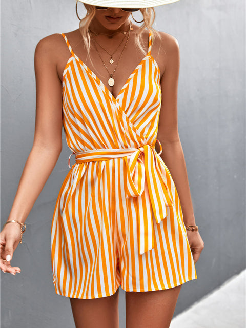 Ärmelloser Jumpsuit mit V-Ausschnitt für Damen, gelb-weiß gestreift, lässig, ideal für Sommer und Strand. Modischer Playsuit, bequem und stilvoll.