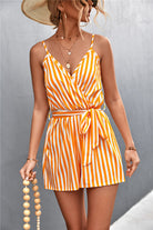 Ärmelloser gestreifter Jumpsuit für Damen, V-Ausschnitt, sommerlich, lässig, gelb-weiß, ideal für Strandmode und Freizeitoutfits.
