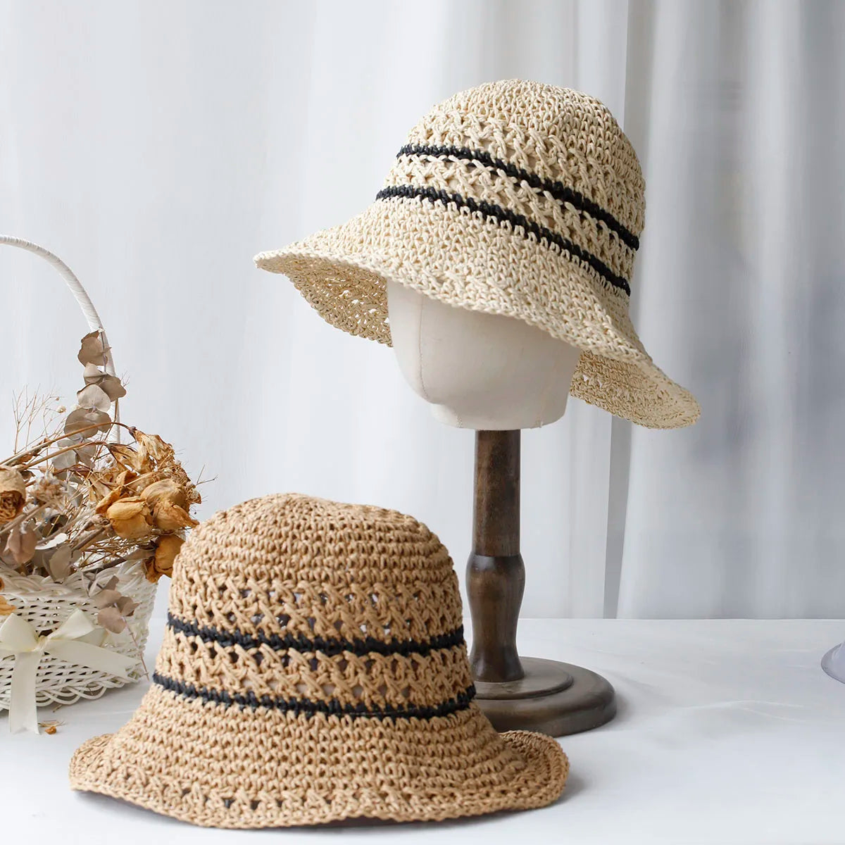 Damen-Strohhut 2024: Handgefertigter Häkel-Bucket-Hat mit UV-Schutz, ideal für Sommer und Strand. Modischer Fischerhut mit Streifen.