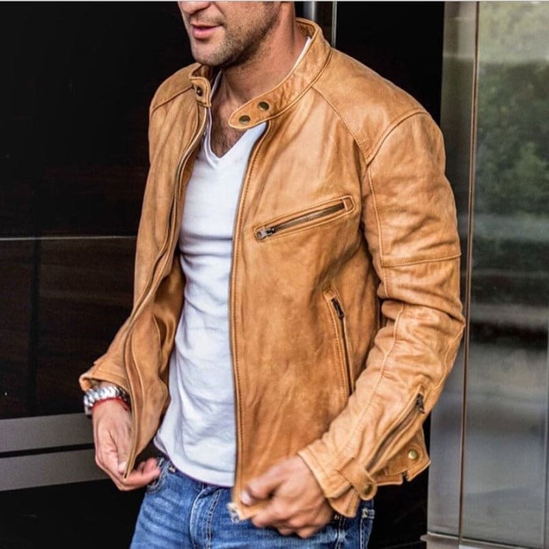 Herren Lederjacke in Braun, modisch und zeitlos, kombiniert mit weißem T-Shirt und blauer Jeans. Perfekt für stilvolle Freizeitoutfits.