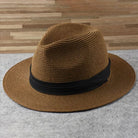 Brauner Fedora-Hut aus Stroh mit schwarzem Band, stilvoller Sommerhut für Herren.