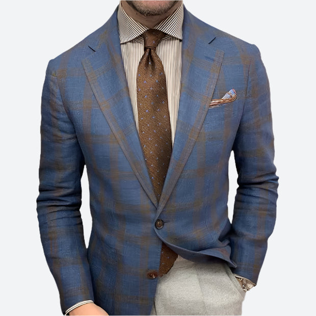 Eleganter Herrenanzug in Blau-Braun-Karo, kombiniert mit gestreiftem Hemd und brauner Krawatte. Perfekt für Business und formelle Anlässe.