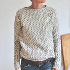 Damenpullover aus grobem Strick in Beige, ideal für Herbstmode. Bequemer, lässiger Stil, perfekt kombinierbar mit Jeans für einen gemütlichen Look.