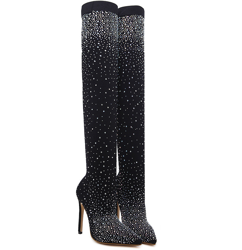 Schwarze Overknee-Stiefel mit funkelnden Strasssteinen, elegantes Design, hohe Absätze, ideal für glamouröse Anlässe und modische Outfits.