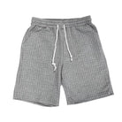 Graue gestreifte Herrenshorts, Sommermode, Freizeitkleidung, atmungsaktiver Stoff.